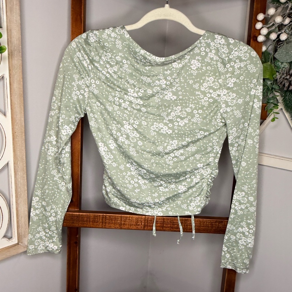 No Boundaries Green Wrap Crop Blouse - Picture 2 of 4